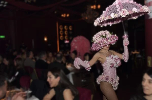 Eve dansöz çağırma organizasyonu için hazırlanmış salon ve gösteri alanı